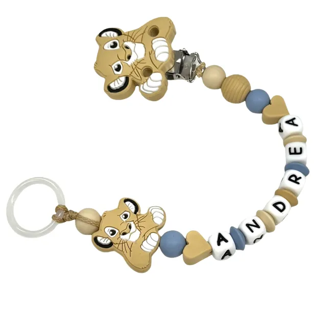 Babyjart Cadena PRESTIGE LEÓN de silicona para chupete con nombre, gancho / adaptador para chupete mam y modelo de chicco