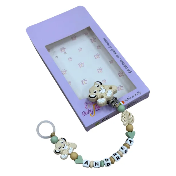 Babyjart Cadena PRESTIGE LEÓN de silicona para chupete con nombre, gancho / adaptador para chupete mam y modelo de chicco